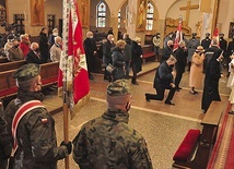 Podczas Mszy św. zanoszono modlitwę o jedność w ojczyźnie. Na zdjęciu: Procesja komunijna. 