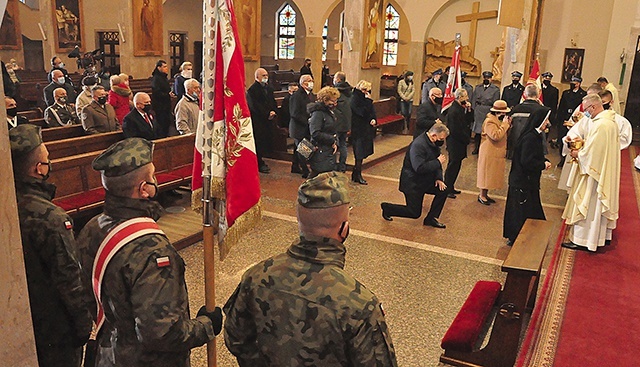 Podczas Mszy św. zanoszono modlitwę o jedność w ojczyźnie. Na zdjęciu: Procesja komunijna. 