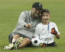 Po treningu na stadionie w Stambule trener Klopp znalazł czas dla młodych fanów. Dzień później unosił trofeum Superpucharu  Europy UEFA