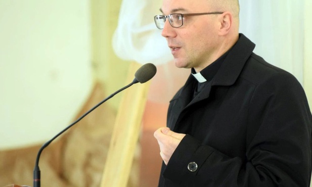 Ks. Dominik Ostrowski w czasie jednego z sympozjów liturgicznych.