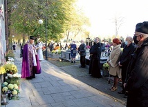 Ceremonii przewodniczył miejscowy duszpasterz  ks. Jerzy Kawik.