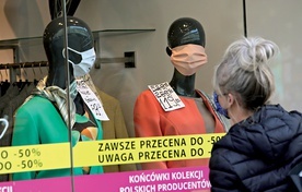 Mimo przecen klientów kupujących ubrania jest znacznie mniej niż zwykle.