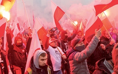 Marsz zakłócili pseudokibice atakujący policję.