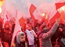 Marsz zakłócili pseudokibice atakujący policję.