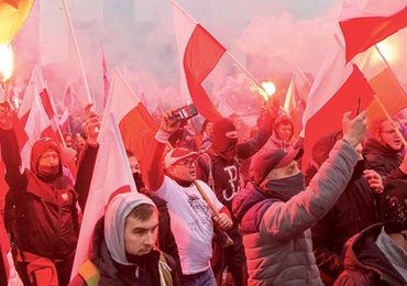 Marsz zakłócili pseudokibice atakujący policję.