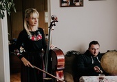 Wioleta Fijałkowska jest opiekunką zespołu i zajmuje się jego strona muzyczną.