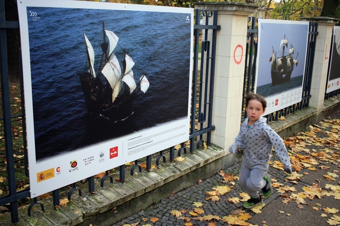 500. rocznica pierwszego opłynięcia Ziemi. Wystawa w galerii "Na płocie"