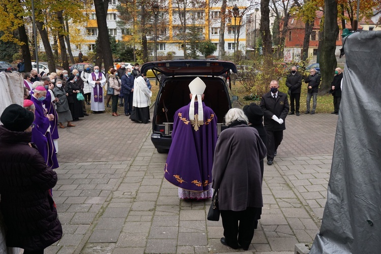 Człowiek z sercem na dłoni