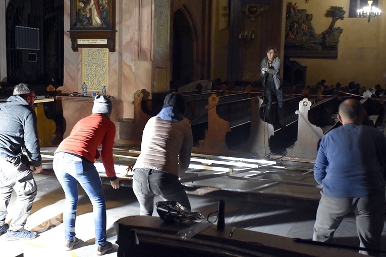 Przygotowanie do zawieszenia pierwszego wielkoformatowego obrazu