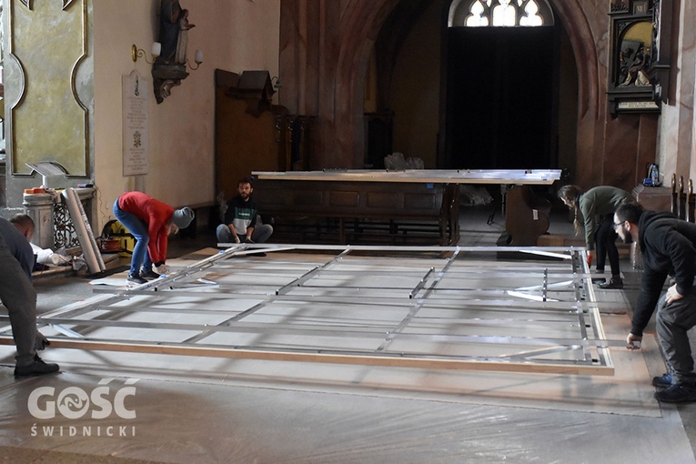 Przygotowanie do zawieszenia pierwszego wielkoformatowego obrazu