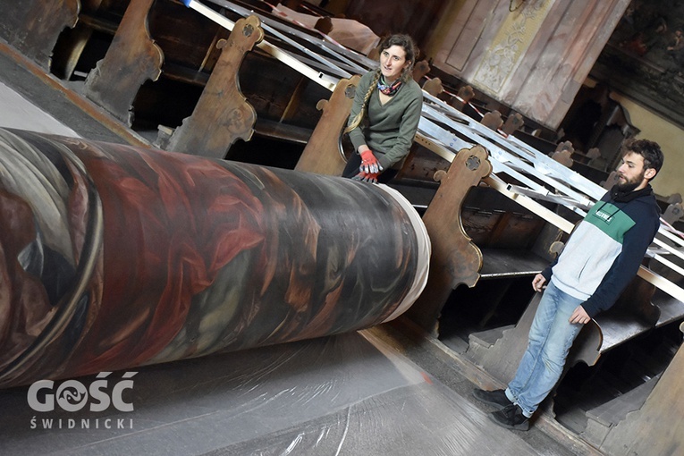 Przygotowanie do zawieszenia pierwszego wielkoformatowego obrazu