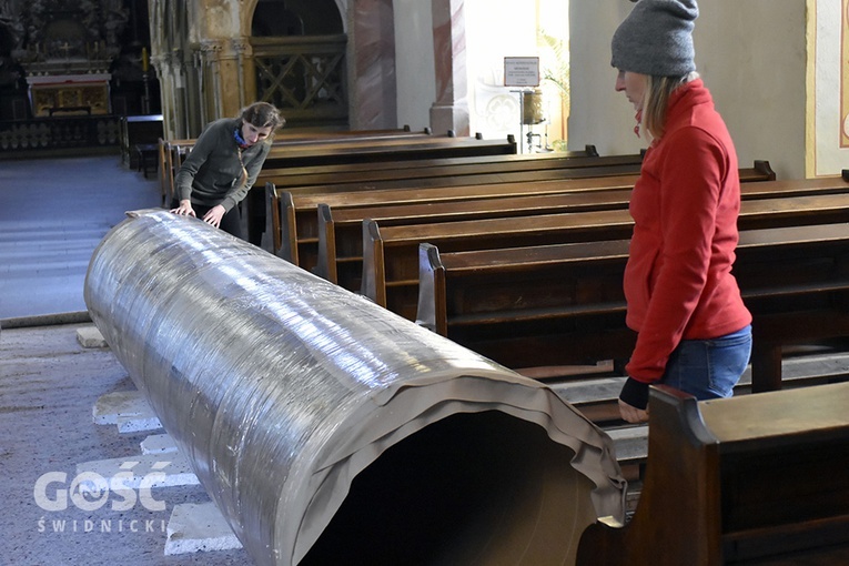 Przygotowanie do zawieszenia pierwszego wielkoformatowego obrazu