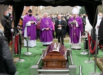 Kapłan został pochowany przy kościele parafialnym w Koźlinach.