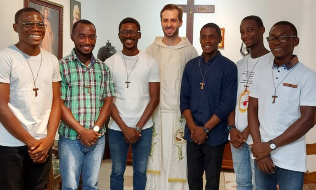 Brat Kamil z kandydatami do zakonu.