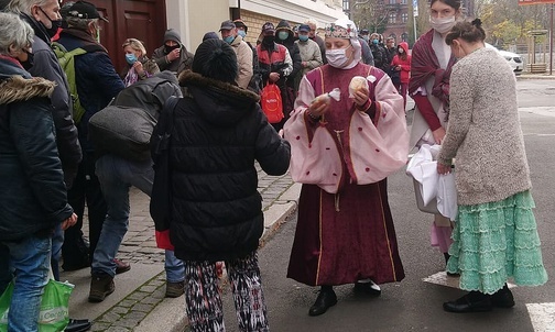 Bułeczki św. Elżbiety. Tym razem dla bezdomnych i dla domowników