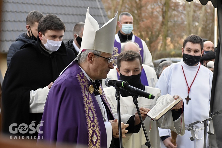 Pogrzeb ks. Stefana Smotera, proboszcza z parafii pw. św. Michała Archanioła w Bystrzycy Kłodzkiej