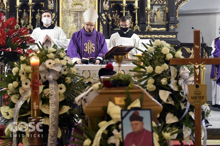 Pogrzeb ks. Stefana Smotera, proboszcza z parafii pw. św. Michała Archanioła w Bystrzycy Kłodzkiej