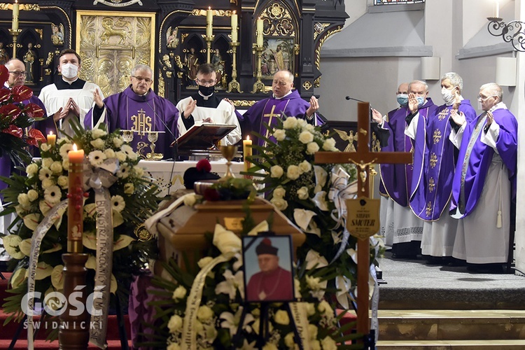 Pogrzeb ks. Stefana Smotera, proboszcza z parafii pw. św. Michała Archanioła w Bystrzycy Kłodzkiej