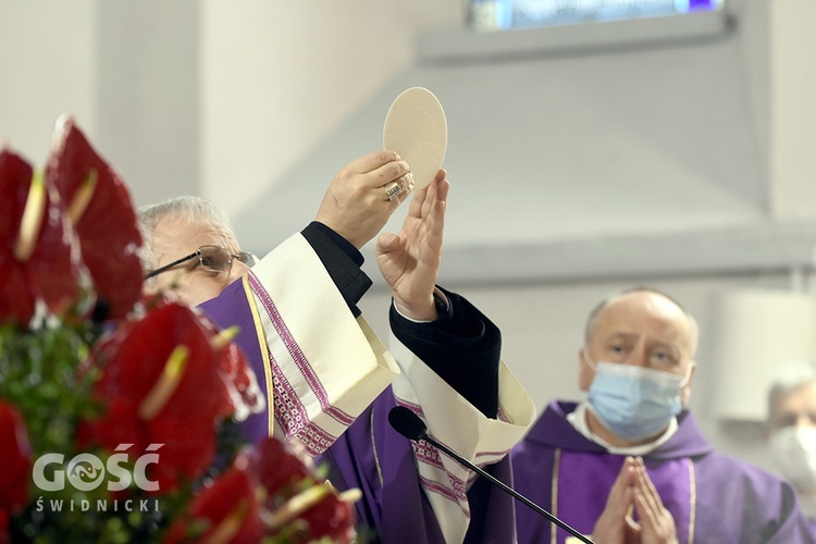 Pogrzeb ks. Stefana Smotera, proboszcza z parafii pw. św. Michała Archanioła w Bystrzycy Kłodzkiej