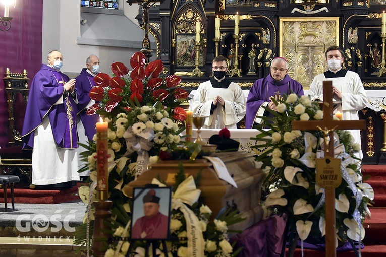 Pogrzeb ks. Stefana Smotera, proboszcza z parafii pw. św. Michała Archanioła w Bystrzycy Kłodzkiej
