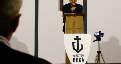 Mężczyźni Boga hybrydowo