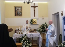 Biskup wraz z ks. Markiem Korgulem przy ołtarzu w domu sióstr prezentek. 