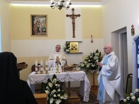Biskup wraz z ks. Markiem Korgulem przy ołtarzu w domu sióstr prezentek. 