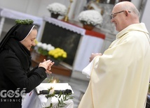 Siostra Rachela tuż po przyjęciu obrączki symbolizującej zaślubiny z Chrystusem.