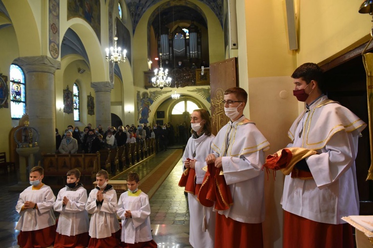 Jeszcze chwila i strój liturgiczny będzie pełny.