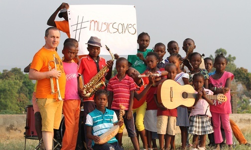 Muzyka ocala - o tym przekonani sa trwórcy African Music School 