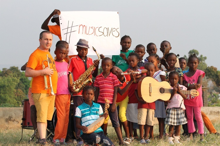 Muzyka ocala - o tym przekonani sa trwórcy African Music School 