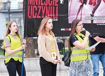 Gosia Figiel (w środku) koordynuje Różaniec, zadośćuczynienie za grzech aborcji w Brzesku.