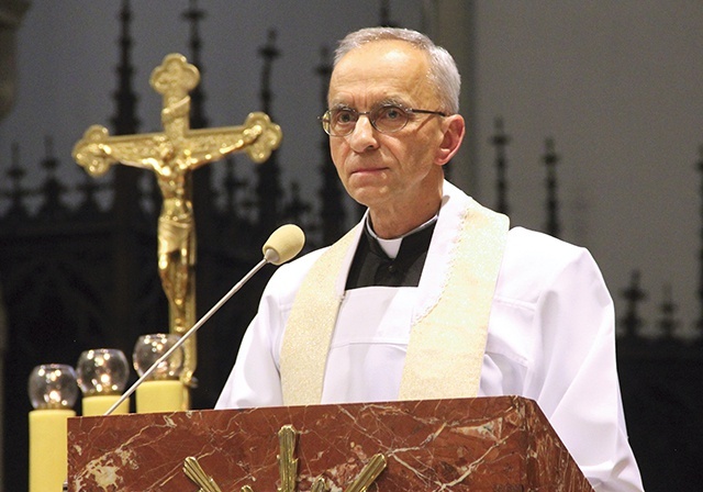 	Ks. Roman Stafin jest doktorem teologii; bliska mu jest duchowość liturgii Mszy św. Jest także byłym kapelanem sióstr klarysek, a obecnie ojcem duchowym kapłanów.