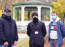 Przed altaną w parku im. Tadeusza Kościuszki. Stoją od lewej: Mariusz, ks. Daniel Glibowski i Jakub.