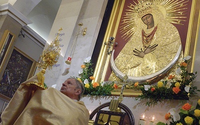 Po Mszy św. w bazylice rozpoczęło się nabożeństwo eucharystyczne z Litanią do MB Ostrobramskiej.