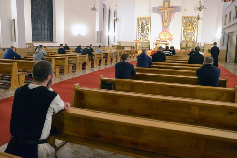 Adoracja Najświętszego Sakramentu w czasie rekolekcji.