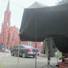 ▲	Ubrania dla potrzebujących  można zostawić w namiocie przy legnickim kościele pw. Trójcy Świętej.