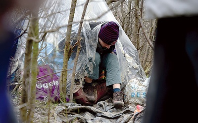 ▲	Bezdomni często śpią w namiotach w lasach przylegających do miast.
