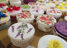 ◄	Pudełka można nabyć i licytować w sieci.