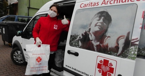 Krakowska Caritas zbiera pieniądze na świąteczne paczki dla najuboższych seniorów 