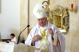 ▲	Pierwszą Eucharystię bp Romuald Kamiński odprawi w środę  2 grudnia o godzinie 20 w kościele Matki Bożej Nieustającej Pomocy przy ul. Nobla na Saskiej Kępie.