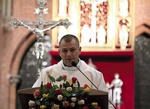 ▲	O kandydacie na ołtarze, jako o drogowskazie podarowanym nam  przez Króla Wszechświata, mówił ks. Kacper Radzki.