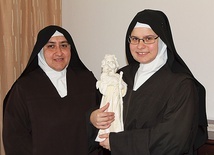 ▲	Siostra Kasjana (z lewej) i s. Judyta opowiadają o Adwencie i Bożym Narodzeniu w swojej wspólnocie.