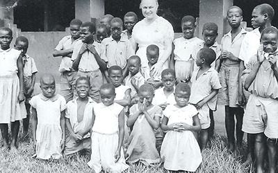 ►	Doktor Genowefa Abłażej w Ugandzie z dziećmi. Nie mając własnych, żyła dla innych. 