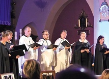 Śpiewacy w czasie koncertu promującego ich pierwszą płytę.