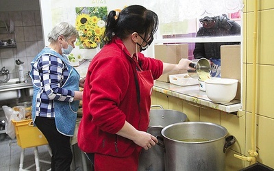 Pracownicy Kuchni Społecznej gotują codziennie 600 litrów zupy.