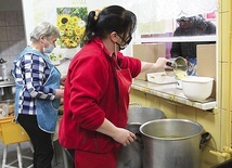 Pracownicy Kuchni Społecznej gotują codziennie 600 litrów zupy.