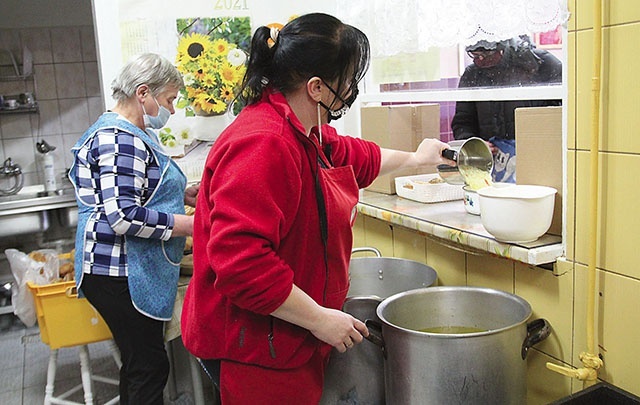 Pracownicy Kuchni Społecznej gotują codziennie 600 litrów zupy.