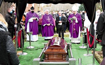 Zgodnie z ostatnią wolą, kapłan został pochowany przy kościele parafialnym.
