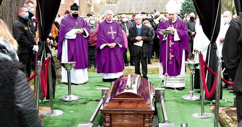 Zgodnie z ostatnią wolą, kapłan został pochowany przy kościele parafialnym.